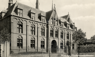 15387 Gezicht op de voorgevel van het Minderbroederklooster (Wilhelminaweg 77) te Woerden.